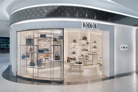 barcelona airport dior shop.